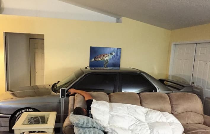 Cette image émouvante d'un homme rabattant le rétroviseur de sa M3 avant de se coucher Cette image émouvante d'un homme rabattant le rétroviseur de sa M3 avant de se coucher