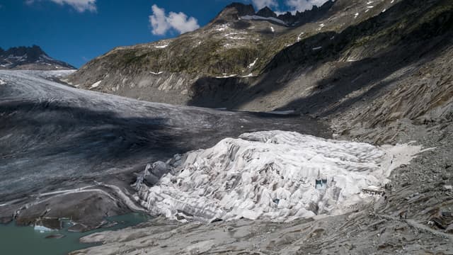 Le glacier du Rhône, victime du réchauffement climatique.