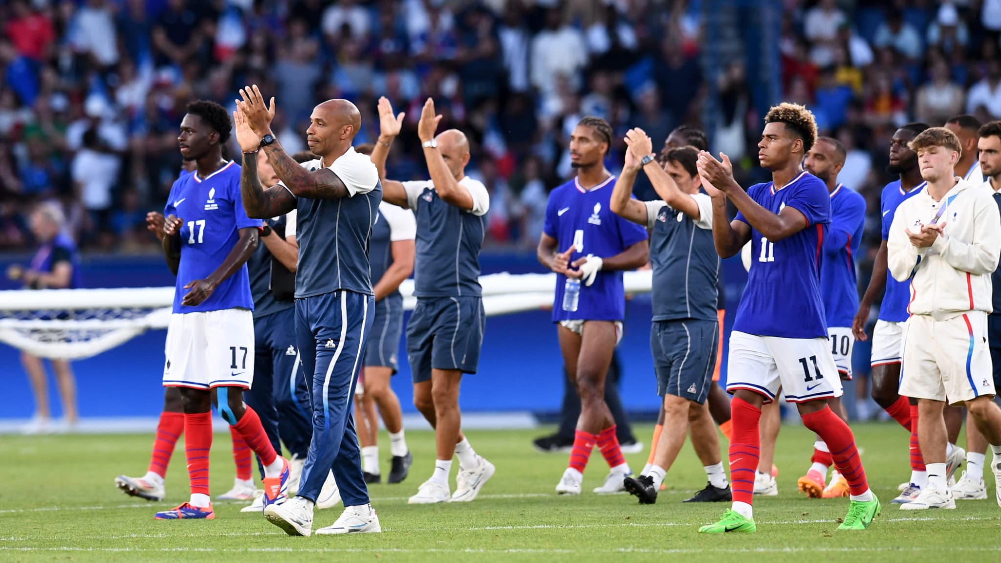 Thierry Henry et ses joueurs de l'équipe de France après la finale des JO le 9 août 2024