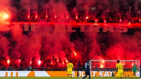 Le virage Auteuil illuminé par les fumigènes lors de PSG-Dortmund en Ligue des champions, le 7 mai 2024