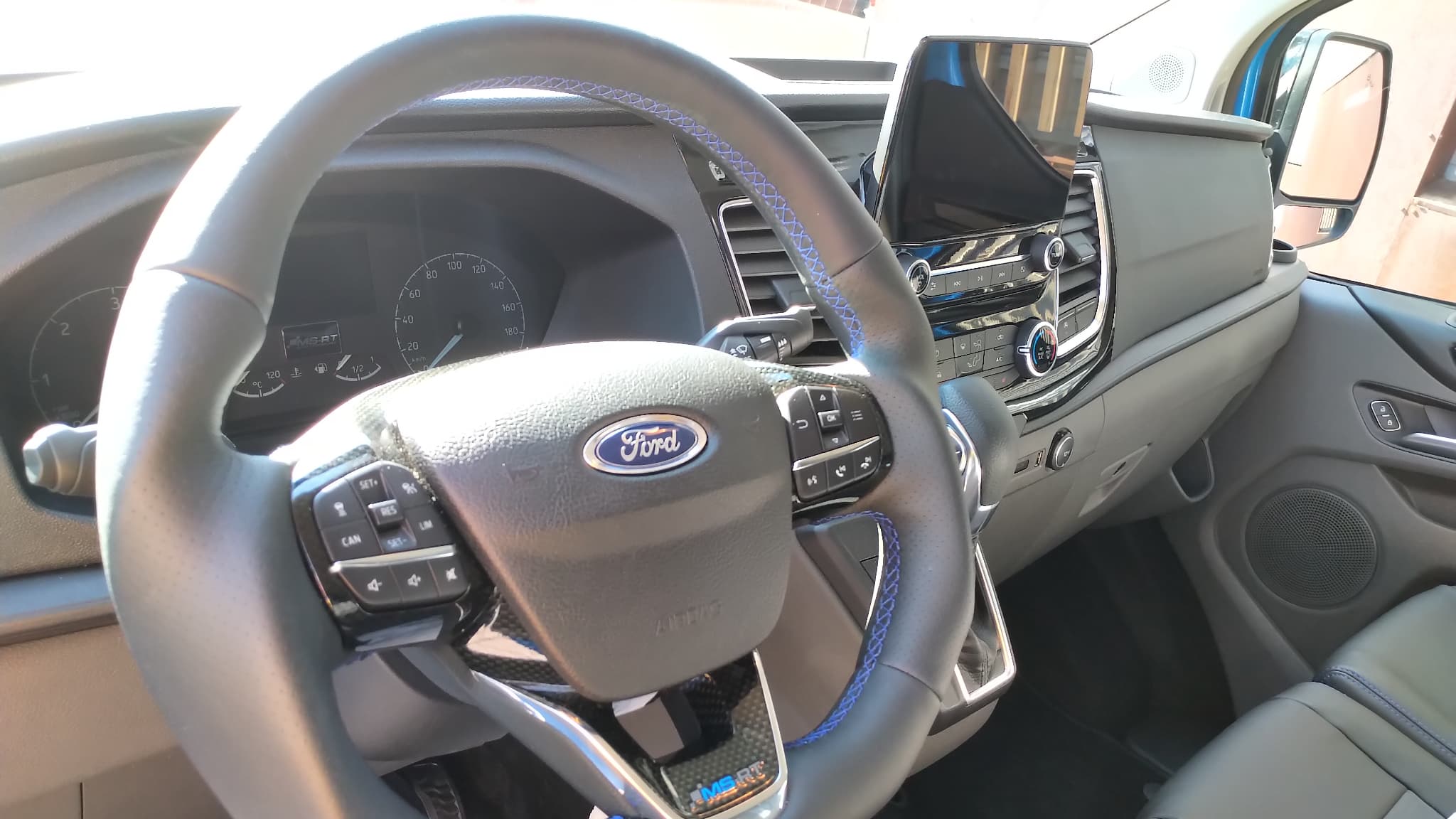 Un habitacle soigné sur ce Ford Transit Custom MS-RT.