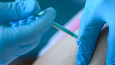 Une pensionnaire d'une maison de retraite à Lichtentanne, en Allemagne, reçoit une dose du vaccin Pfizer-Biontech contre le Covid-19 le 27 décembre 2020