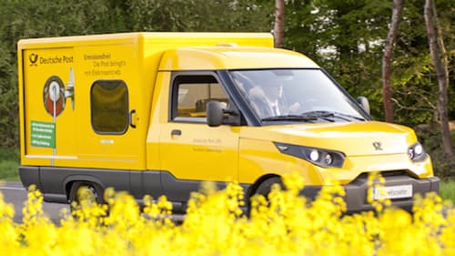 Cette voiture des postes allemandes arbore fièrement le logo de Deutsch Post sur son capot. Volkswagen ne décolère pas de de qu'il considère être une traitrise. Cette voiture des postes allemandes arbore fièrement le logo de Deutsch Post sur son capot. Volkswagen ne décolère pas de de qu'il considère être une traitrise.