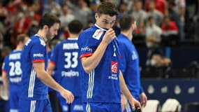 Yanis Lenne et ses coéquipiers, après la défaite de l'équipe de France face à l'Islande (29-21), dans le tour principal de l'Euro-2022, le 22 janvier 2022 à Budapest