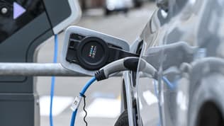 Une voiture électrique branchée sur une borne dans les rues de Lille en septembre 2022.