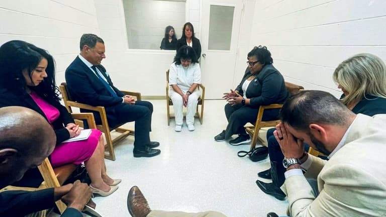 Photo diffusée par l'élu républicain Jeff Leach représentant Melissa Lucio (centre), Américaine condamnée à mort pour le meurtre de sa fille de 2 ans, priant en compagnie de représentants politiques locaux à la prison de Gatesville, au Texas, le 6 avril 2022