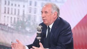 Le Premier ministre François Bayrou sur le plateau du Face-à-face de BFMTV-RMC, le 27 mai 2025.