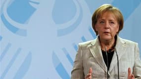 Angela Merkel a tiré les leçons du revers subi par sa coalition à l'élection régionale de Rhénanie-du-Nord-Westphalie en excluant toute baisse d'impôts à moyen terme en Allemagne. /Photo prise le 10 mai 2010/REUTERS/Tobias Schwarz