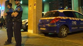 Des policiers espagnols montent la garde devant l'hôpital Carlos III.