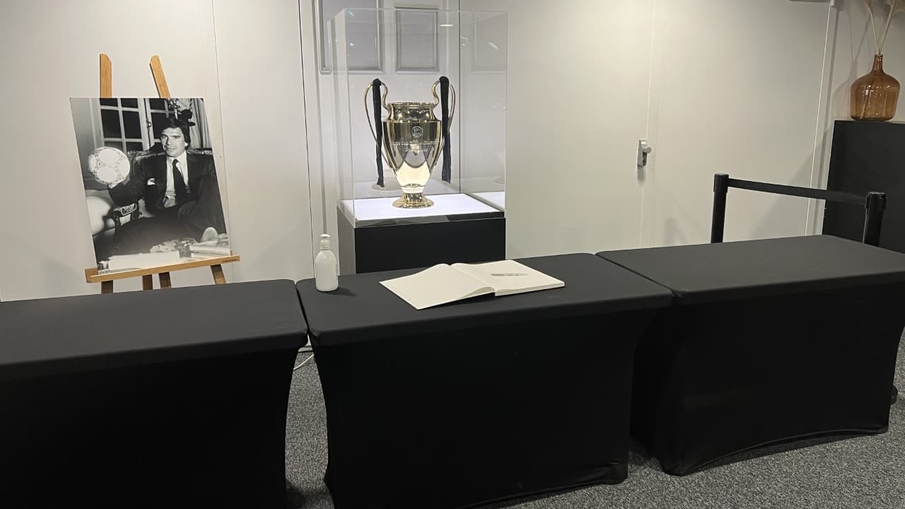 Le livre d'or pour Bernard Tapie au Vélodrome et devant la Ligue des champions Le livre d'or pour Bernard Tapie au Vélodrome et devant la Ligue des champions