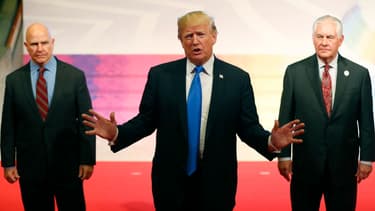 Donald Trump, entouré par H.R. McMaster (à gauche sur la photo) et Rex Tillerson.