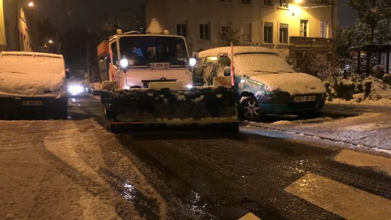 Les déneigeuses ont travaillé toute la nuit pour dégager les routes.