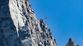 Un hélicoptère de la sécurité civile survole le mont Blanc du Tacul, en Haute Savoie, le 5 août 2024. 