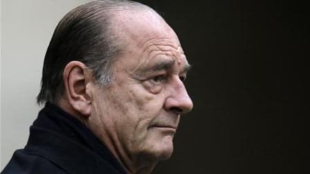 Jacques Chirac sera bien jugé pour des emplois fictifs présumés à la mairie de Paris, a dit lundi la présidence du tribunal de Paris en réagissant à des rumeurs de renvoi. /Photo prise le 11 janvier 2010/REUTERS/Charles Platiau