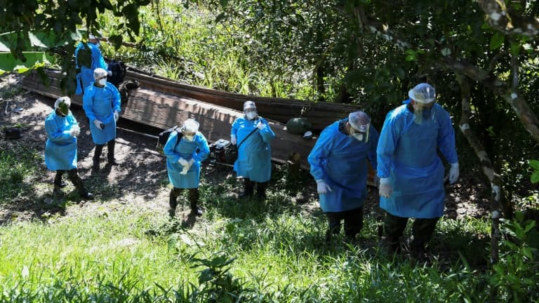 Des médecins militaires en route vers le village indigène de Cruzeirinho, dans le nord du Brésil, le 18 juin 2020