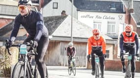 Des cyclistes amateurs ayant bien besoin d'un nutritionniste sur la cyclo Gand-Wevelgem 2024