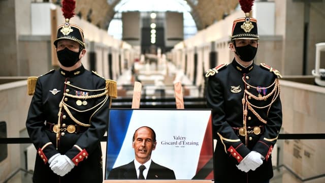 Le portrait de l'ancien président Valéry Giscard d'Estaing lors d'un hommage au musée d'Orsay, le 9 décembre 2020 à Paris