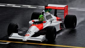 Lewis Hamilton pilotant la McLaren 1990 d'Ayrton Senna lors du GP du Brésil, le 3 novembre 2024 à Sao Paulo