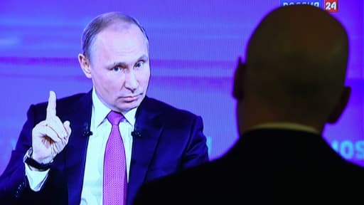 Le président russe Vladimir Poutine face à un journaliste lors de l'émission "Ligne Directe", le 15 juin 2017 à Moscou