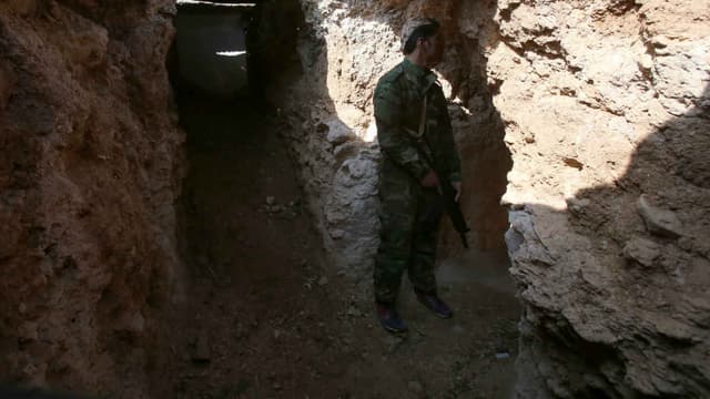 Un membre des forces syriennes contrôle une tranchée à Daraya. (Photo d'illustration)