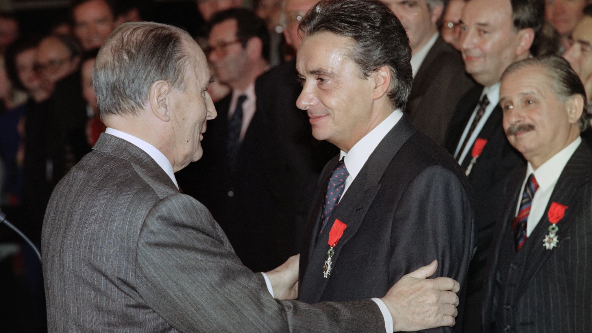 Michel Sardou, décoré de la Légion d'honneur par François Mitterrand en 1993