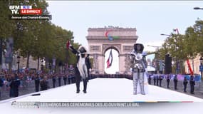 La cavalière au cheval d'argent et le porteur masqué de la flamme, lors de la parades des champions à Paris le 14 septembre 2024