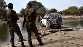 Des soldats Tchadiens regardent une voiture de Nations unies, le 27 janvier 2015