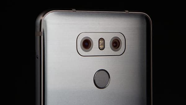 Le double capteur photo du LG G6 et le lecteur d'empreintes digitales. 