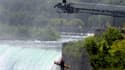 Un homme a survécu lundi à un plongeon de 53 mètres dans les chutes du Niagara, à la frontière entre les Etats-Unis et le Canada, mais se trouve dans un état critique, a-t-on appris auprès de la police canadienne. /Photo prise le 21 mai 2012/REUTERS/Corey