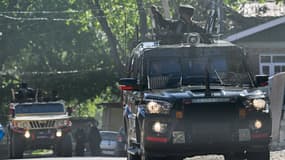 Des patrouilles de l'armée indienne en route vers Hapatnar dans le district d'Anantnag, au sud du Cachemire, le 29 avril 2025.