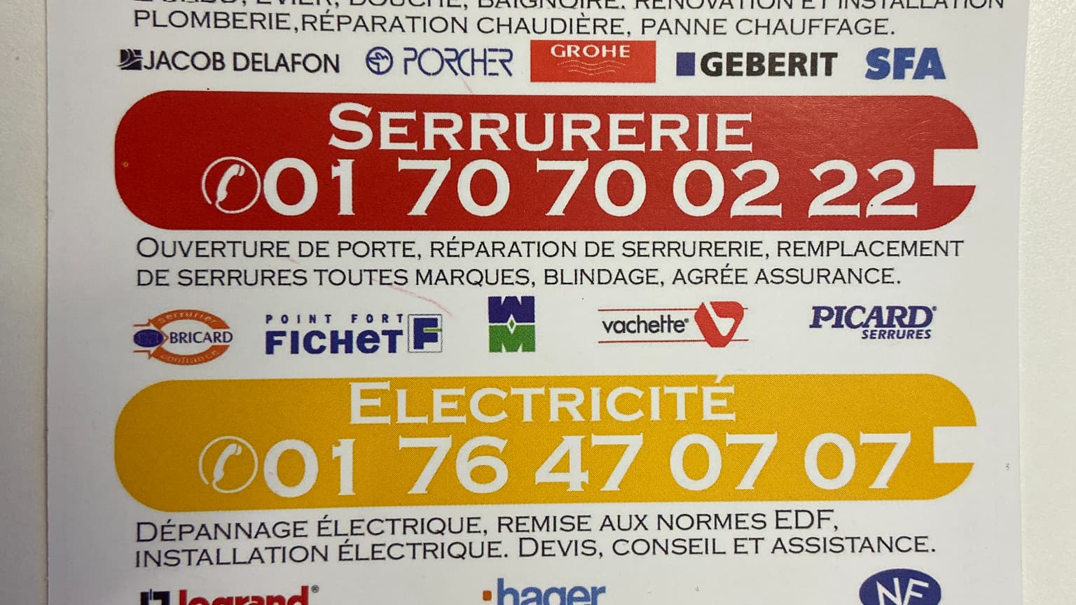 Prospectus déposé dans les boîtes aux lettres à Clichy, Hauts-de-Seine
