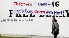 Graffitis hostiles à Margaret Thatcher à Londonderry, en Irlande du Nord. Le décès de Margaret Thatcher a remis au goût du jour la chanson "Ding Dong! The Witch Is Dead" (Ding Dong! La sorcière est morte), extraite de la bande originale du film "Le magici