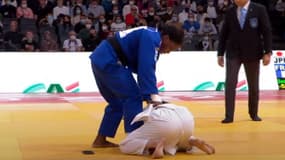 Priscilla Gneto et son portable sur le tatami 
