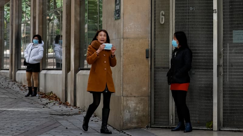 Des travailleuses du sexe dans le quartier de Belleville, à Paris, en 2020.