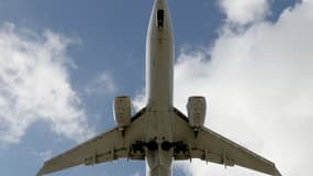 Un Boeing 787-9 Dreamliner de la compagnie American Airlines s'apprête à atterrir à l'aéroport international de Miami le 10 décembre 2021.