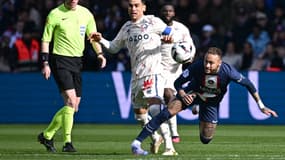 Neymar se tordant la cheville droite lors de PSG-Lille