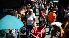 Des habitants de Caracas faisant la queue pour tenter de s'approvisionner dans un supermarché