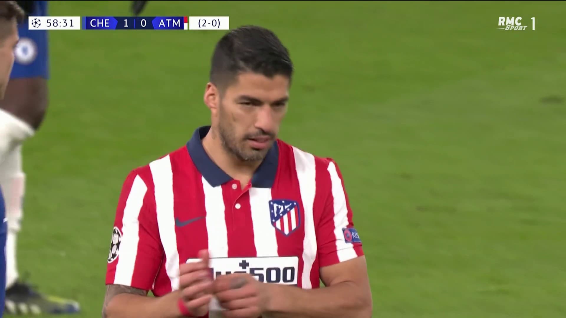 Le regard noir de Suarez lors de son remplacement Le regard noir de Suarez lors de son remplacement