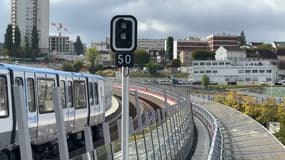 La ligne 11 à l'arrêt aérien Coteaux-Beauclair.