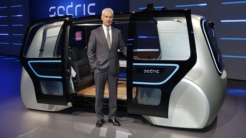 Portes latérales, roues cachées, armada de capteurs, radars et lidars, voici Sedric, le concept autonome du groupe VW et Matthias Müller, le PDG du groupe Volkswagen.