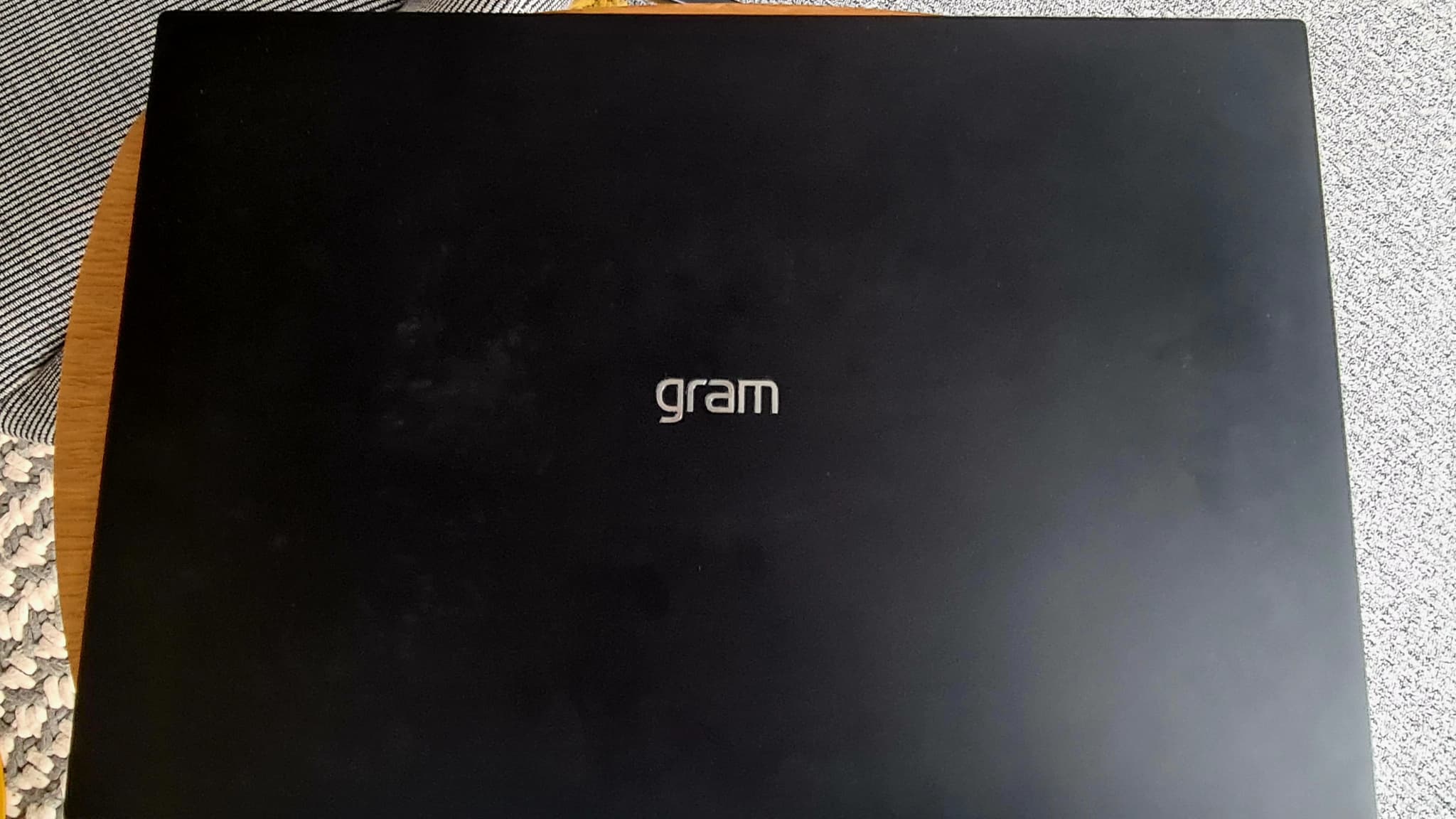 Grâce à sa certification MIL-STD-810G, le Gram résiste, entre autres, à la poussière, la basse pression et les températures élevées.