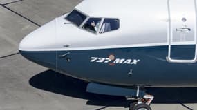 Un Boeing 737 Max. C'est un avion de ce type de la compagnie Alaska Airlines qui est impliqué dans un nouvel incident, une porte de la soute retrouvée ouverte après l'atterrissage.