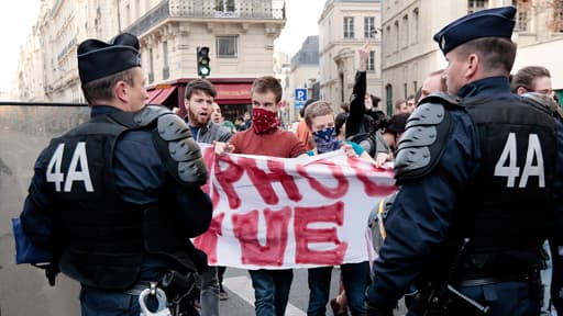 Clément, en rouge sur la photo, lors d'une manifestation contre l'homophobie le 17 avril. L'autopsie révèle qu'il est décédé des suites de plusieurs coups reçus.