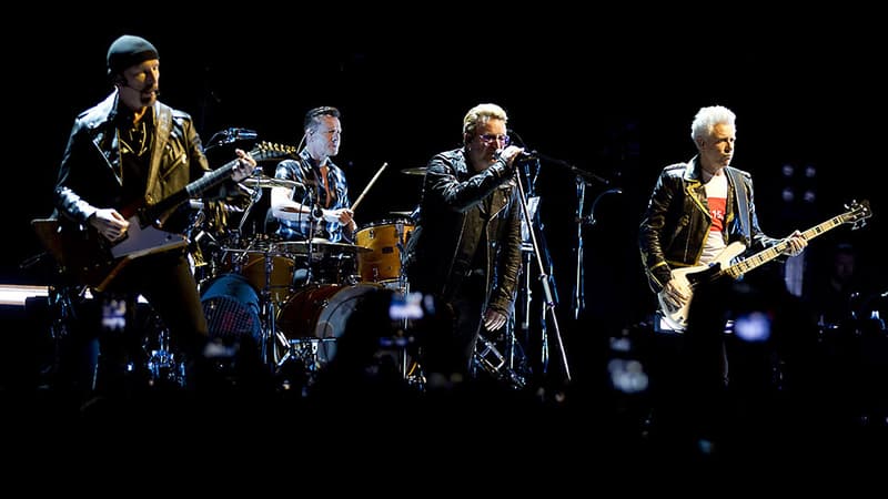 Le groupe U2 en concert en décembre 2015 à Amsterdam dans le cadre de leur Song of Innocence Tour.