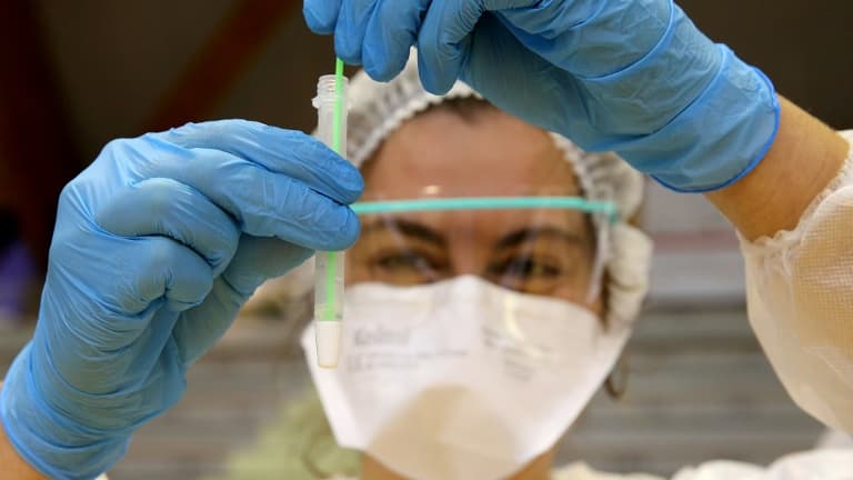 Un agent de santé effectue un test de dépitage du Covid-19, dans un gymnase à Vrigne-aux-Bois, le 17 décembre 2020 