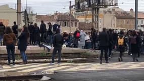 Environ 500 personnes ont manifesté sur les voies de la gare Saint-Charles ce jeudi matin. 