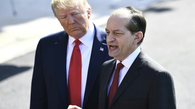 Alexander Acosta annonçant sa démission aux côtés de Donald Trump