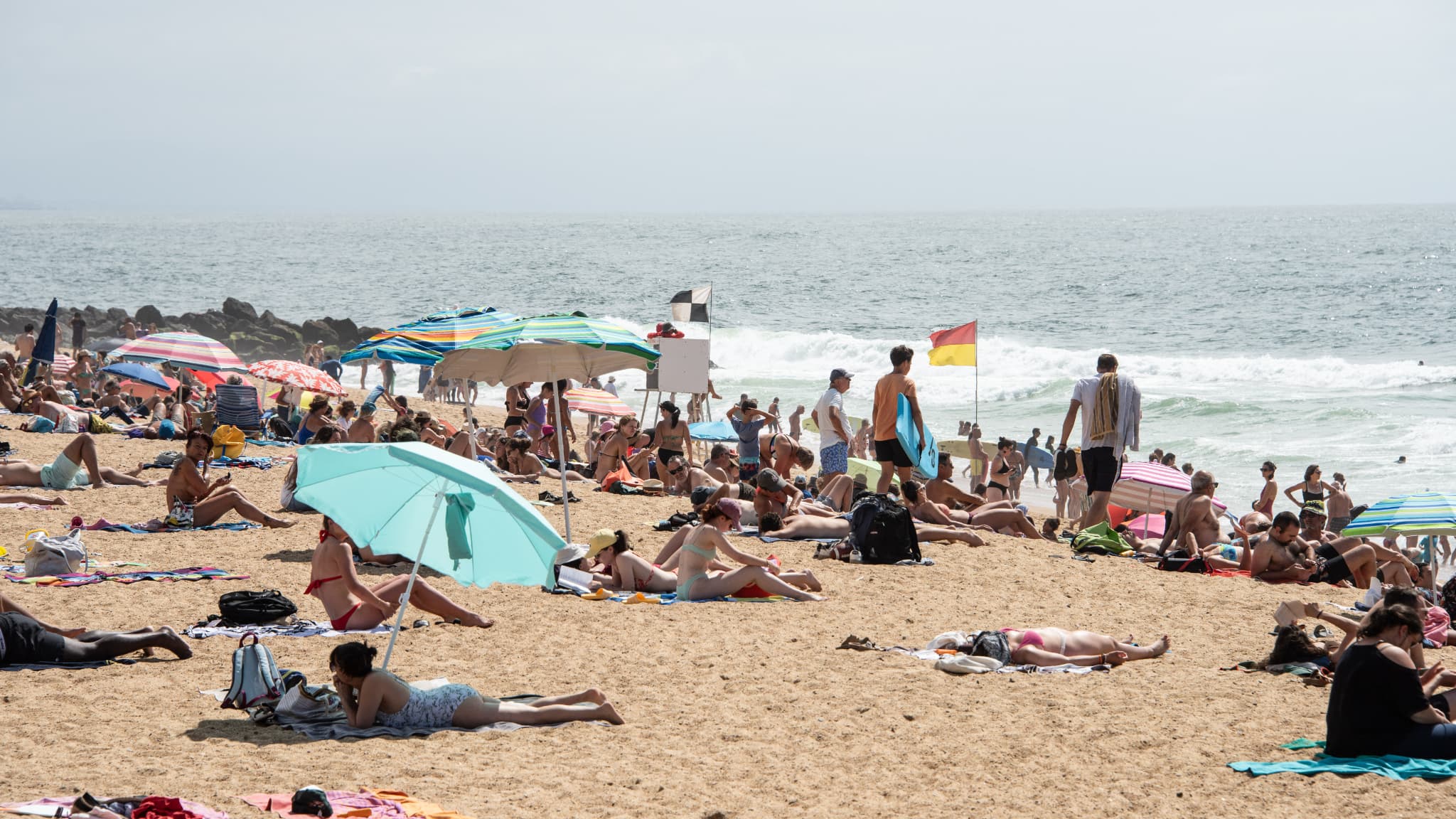 BRONZER TOPLESS, UTILISER UN DRONE, RAMASSER DU SABLE... QU'AVONS-NOUS LE DROIT DE FAIRE À LA PLAGE?