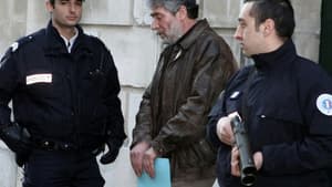 Des policiers escortent le militant libanais pro-palestinien Georges Ibrahim Abdallah (c) à sa sortie du palais de justice de Pau, le 18 février 2010