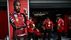 Les mécaniciens de chez Ferrari à côté de l'image de Lewis Hamilton, 5 septembre 2025